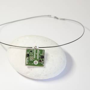 Κολιέ σε επάργυρη βάση (double silver plated) με υγρό γυαλί, χάντρες και σύρμα μνήμης