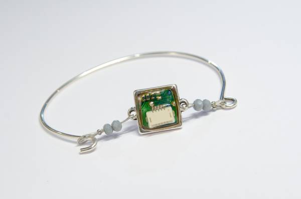 Μπρασελέ επάργυρο (double silver plated), με υγρό γυαλί σε επάργυρη βάση