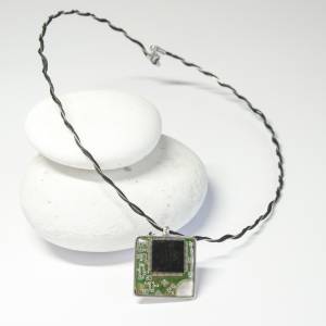 Κολιέ σε επάργυρη βάση (double silver plated) με υγρό γυαλί, αλπακάς και κορδόνι